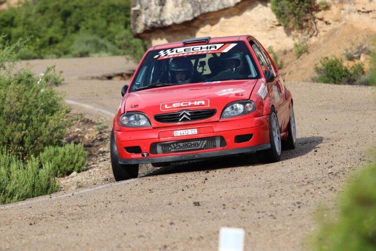 Los locales Adrián Lecha y Belén Maniega dominan en el arranque del regional de Rallyes