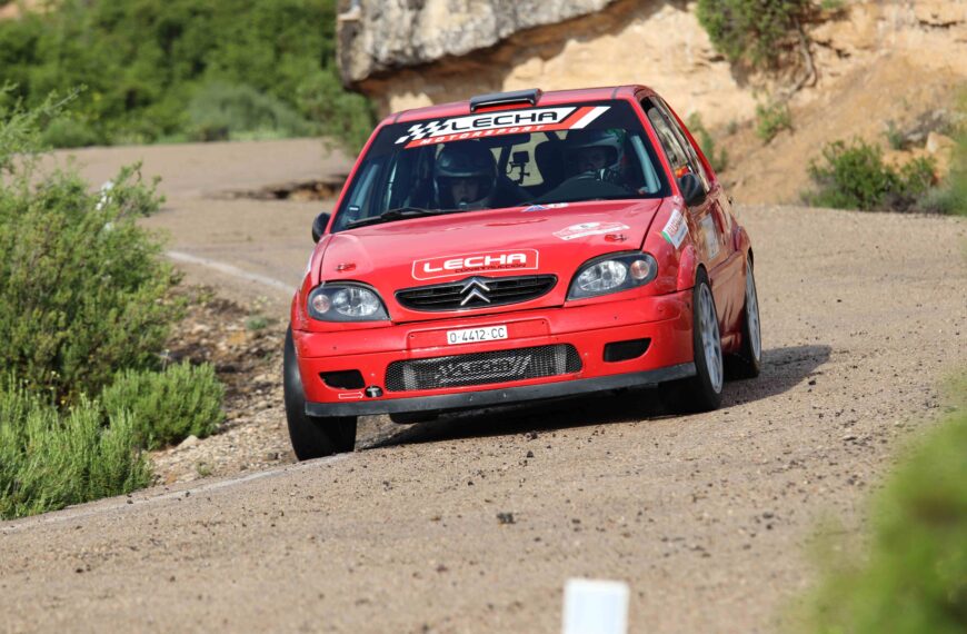 Los locales Adrián Lecha y Belén Maniega dominan en el arranque del regional de Rallyes