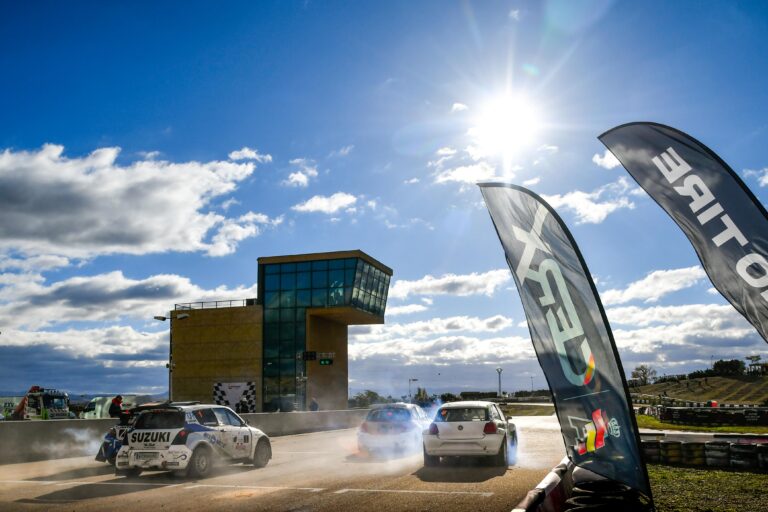 Baradad y Bellido han estrenado el palmarés en el circuito de Rallycross en MotorLand Aragón.